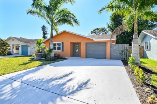 4 Bedroom house just 3 minute drive from Naples beach