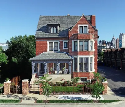 Private Studio Apartment 2 Blocks from all arenas! Event Parking Included Hotels in 