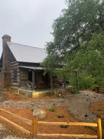 Hill Country Log Cabin Close to Wimberley & Dripping Springs Shopping and Dining