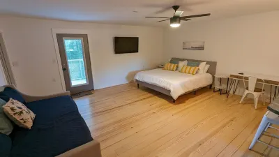 Adorable Studio Apartment with Patio 레그 몰 공원 주변 호텔