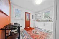 The Tangerine - Walk to Restaurants, Shops, Bars!