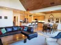 Private Docks and Stunning Lake Views - Spectacular Retreat