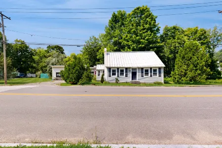 Riverfront studio with river view, full kitchen, & free WiFi Отели в г. Кавендиш