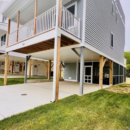 Modern 3-bedroom house in Colonial Beach with access to pool and private hot tub