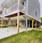 Modern 3-bedroom house in Colonial Beach with access to pool and private hot tub