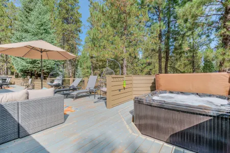 Private Hot Tub, Spacious Deck, Modern Kitchen - Elegant Getaway