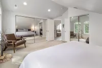 Spacious Outdoor Sports Court and Cozy Family Room - Inviting Mountain Retreat