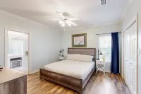 Wonderful Beach Condo W/ Shared Pools, Beach Boardwalk, Water View & WiFi Hotel di Dauphin Island