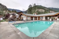 Bright condo with WiFi, balcony, pools & hot tubs - walk downtown