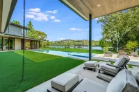 Negative Edge Pool and Stunning Dock - Exquisite Lakefront Retreat Hotel a West Lake Hills
