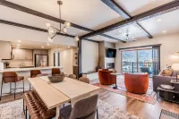 Upscale Finishes and Scenic Emerald Views - Luxurious Mountain Haven