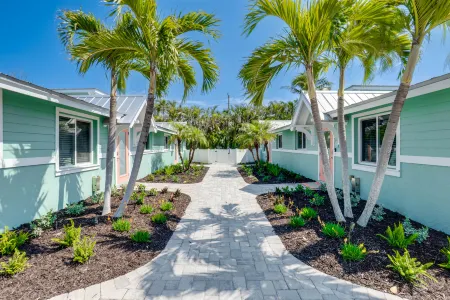 Heated Pool and Private Patio Oasis - Stunning Coastal Retreat Отели рядом с достопримечательностью «Alvin's Island - Holmes Beach #753»