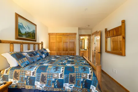 Mountain Views and Community Hot Tubs - Charming Mountain Retreat