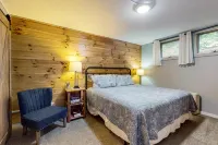 Ground-level condo w/stone fireplace + covered deck Hotel a Montezuma