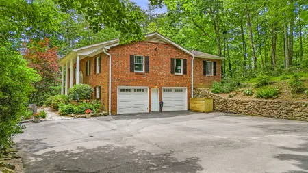 Gourmet Kitchen and Cozy Outdoor Fire Pit - Elegant Sanctuary Отели в г. Ройал Пайнс