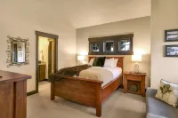 Private Hot Tub and Fireplace - Contemporary Mountain Retreat Hotels in Cascade