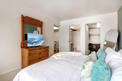 Cozy Mountain Retreat with Hot Tub and Scenic Views - Inviting Getaway Hotels in Summit Park