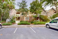 First floor ocean area condo with sunroom/ Free WiFi - close to the beach/ park