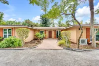 Large Outdoor Patio and Complimentary Bikes - Charming Coastal Escape Hotels in Sanibel