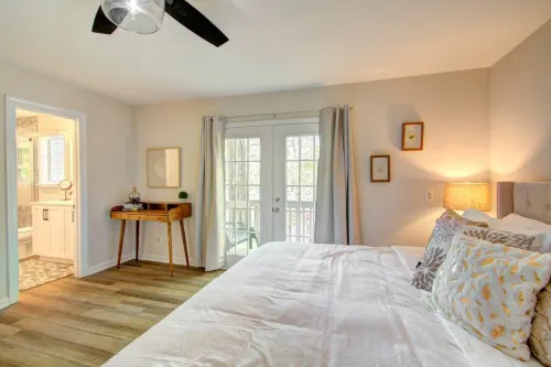 Stunning Lake Views and Hot Tub Oasis - Tranquil Waterfront Retreat Hotels in Steele Creek