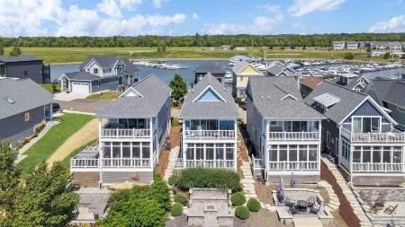 Stunning Outdoor Decks and Cozy Firepit - Charming Serene Retreat