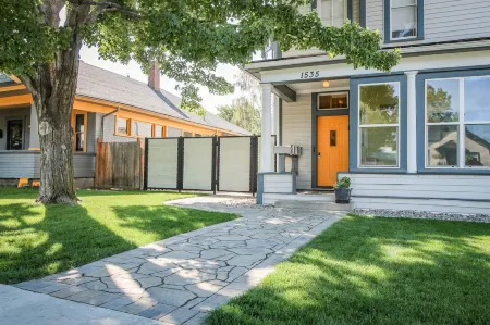 Cozy Living Space and Beautiful Yard Retreat - Charming Vintage Studio