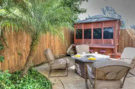 Private Hot Tub and Beautifully Decorated Space - Charming Coastal Oasis