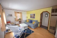 Full Kitchen and Shared Tennis Court - Charming Cottage Retreat Hotels in Glen Arbor