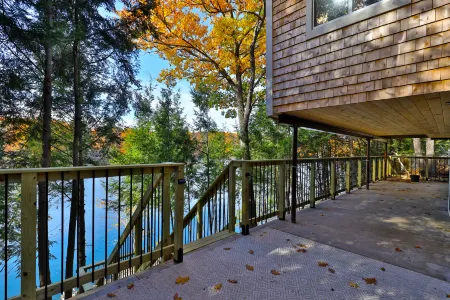 Waterfront Access and Rustic Comforts - Charming Lakeside Retreat