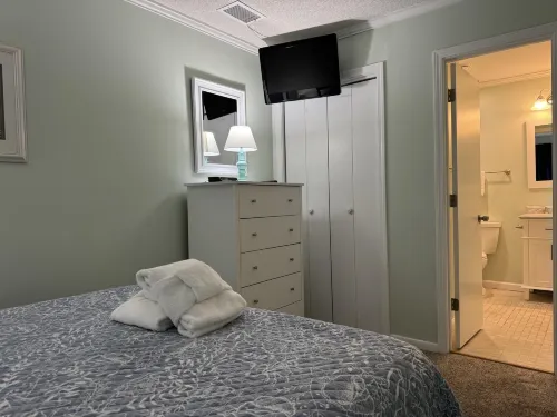 Ocean View and Beach Access - Charming Coastal Retreat 希爾頓黑德島住宿飯店