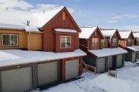 Cozy Mountain Retreat with Scenic Views - Inviting Escape فنادق في Fraser