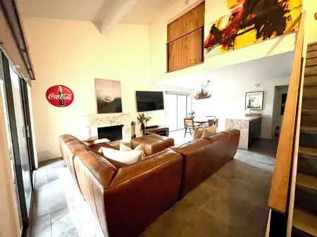 New Rustic Modern close to Ski,Beach,Restaurant’s Отели рядом с достопримечательностью «Санд Харбор»