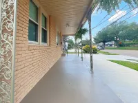 Bungalow On The Blvd - Perfect for long stays, TVs in every room, ample parking!