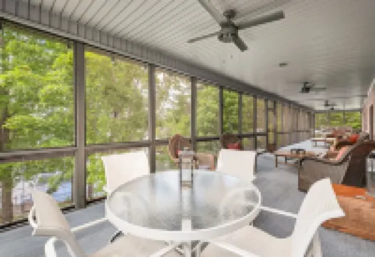 Sleeps 20! Luxe Family Lakehouse! No Steps to Water! EZ Access, Slide, Fast Wifi