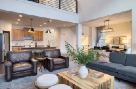 Stunning Mountain Escape with Hot Tub - Cozy Year-Round Retreat