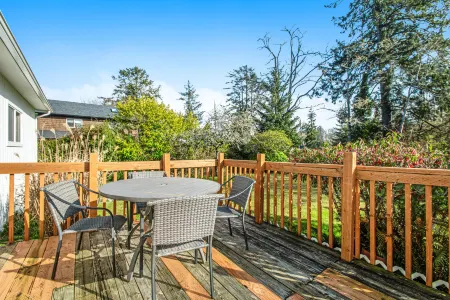 Home with spacious backyard, wood stove, W/D & free WiFi - short drive to beach Отели рядом с достопримечательностью «Уэстпарк Маритайм Музеум»