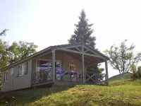 Large furnished cottage with covered terrace and parking space Hotels in Beynat