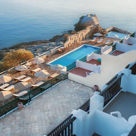 Cavos Bay Hotel & Studios