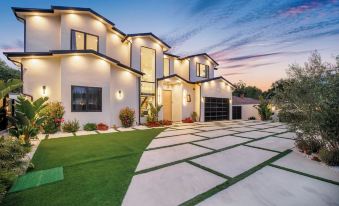 Villa Califa - Resort-style Living w/ Private Pool, Spa & Theater