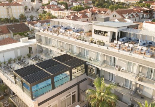 호텔 오삼의 쾌적하고 모던한 객실 내부