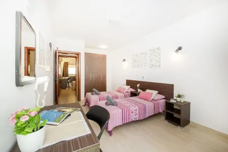 Summer Breeze Maisonette with Terrace by Getaways Malta Отели рядом с достопримечательностью «Mellieha Beach»