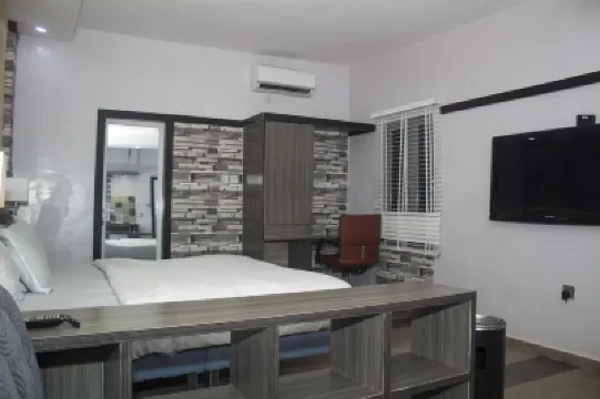 Premiership UK Suites Hotel di 