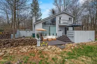 Pocono Scandinavian Cottage 2 Bedroom Cottage by RedAwning - parking