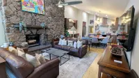 Spacious Condo w/ FREE WiFi, Parking, Heated Pool, Hot Tubs, Skier Shuttle