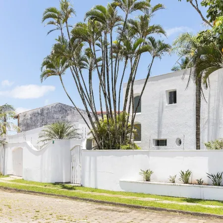 Linda Casa a 50m da Praia Com Churrasqueira e Jardim