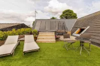 Luxury Duplex - Sleeps 2 - Hot Tub - Parking