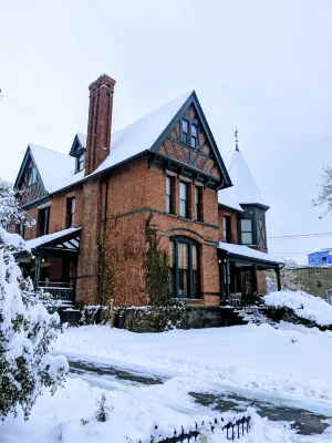 윌리엄 헨리 밀러 인 Sigma Delta Tau 주변 호텔