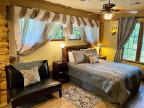 Hilltop Manor B&B