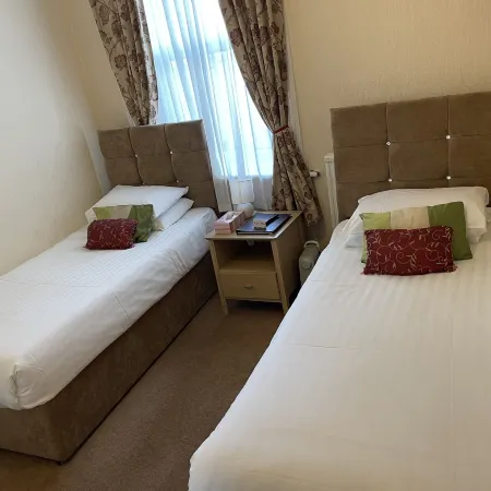 Diamonds Lodge Near York Hospital