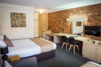 Australian Settlers Motor Inn - parking